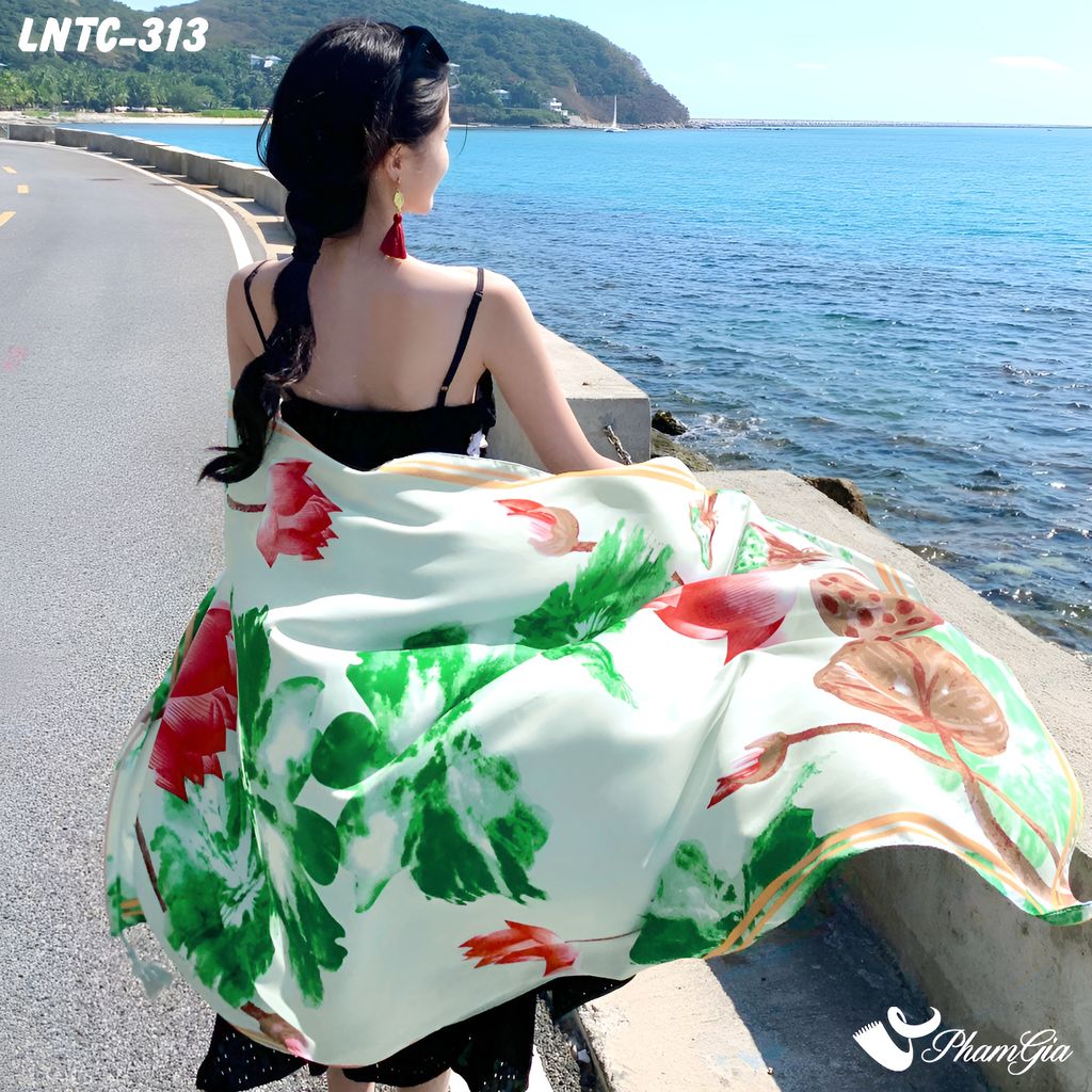 Người Mẫu Choàng Khăn Choàng Linen Boho Họa Tiết Hoa Sen Đỏ Phối Lá Xanh Trang Nhã