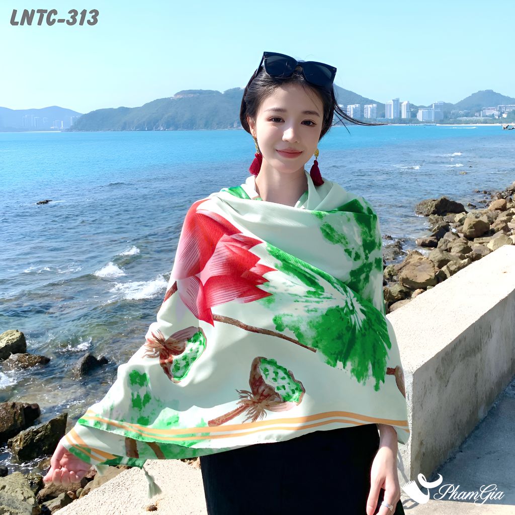 Model Choàng Khăn Choàng Linen Boho Họa Tiết Hoa Sen Đỏ Phối Lá Xanh Trang Nhã