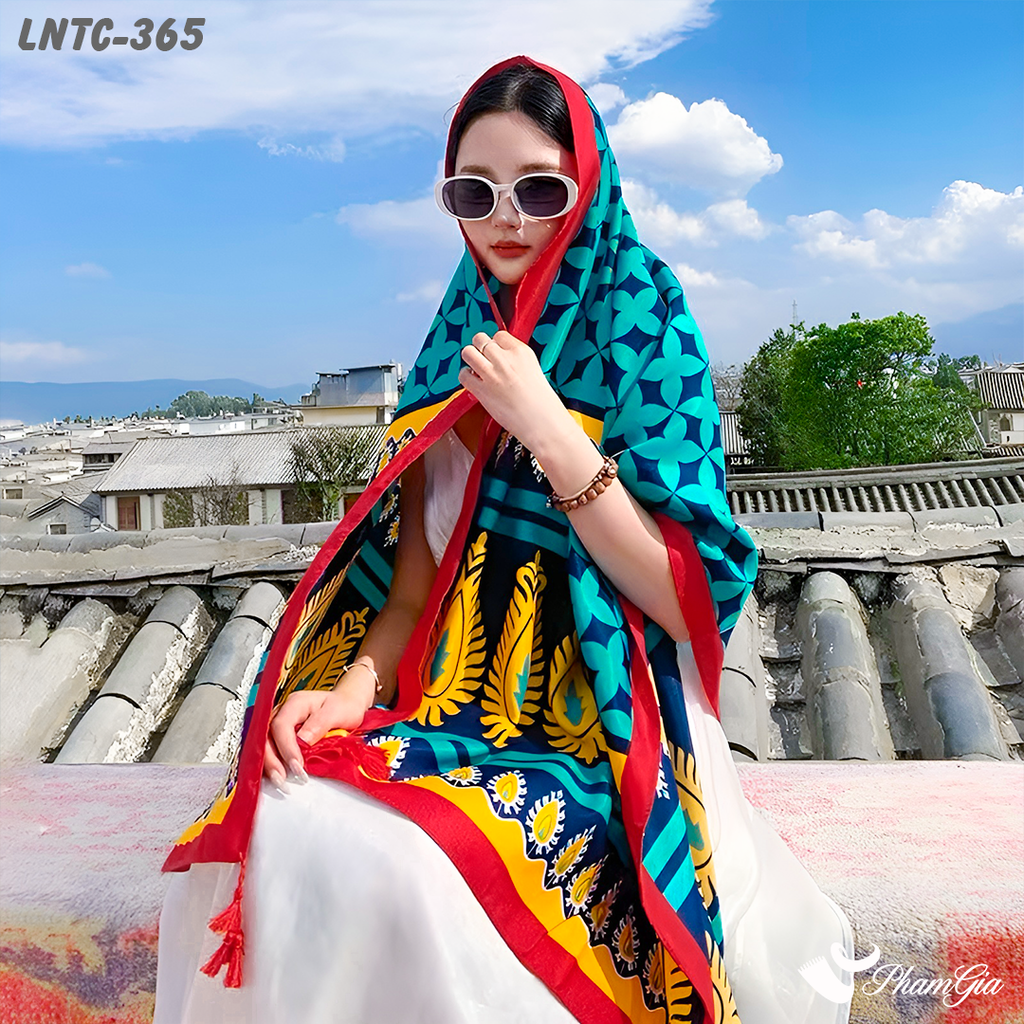 Model Choàng Khăn Choàng Linen Boho Họa Tiết Thổ Cẩm Màu Xanh Navy Tươi Mới