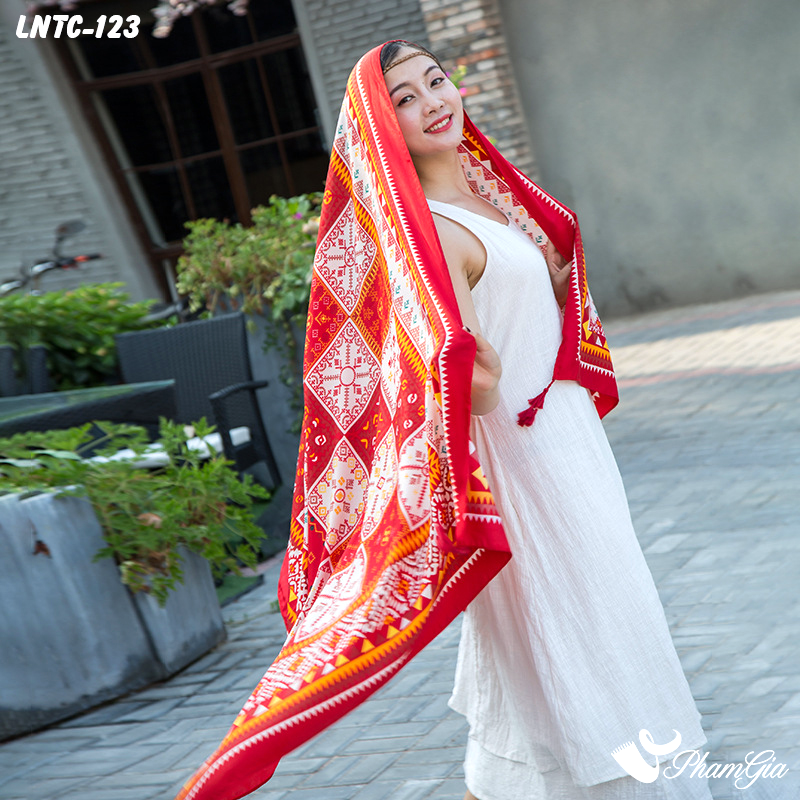 Model Choàng Khăn Choàng Linen Boho Họa Tiết Thổ Cẩm Mosiac Màu Đỏ Cam Rực Rỡ