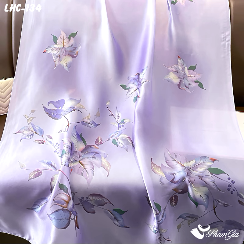 Cận Cảnh Khăn Choàng Lụa Hàng Châu Màu Tím Lilac Họa Tiết Lá Bay Bổng