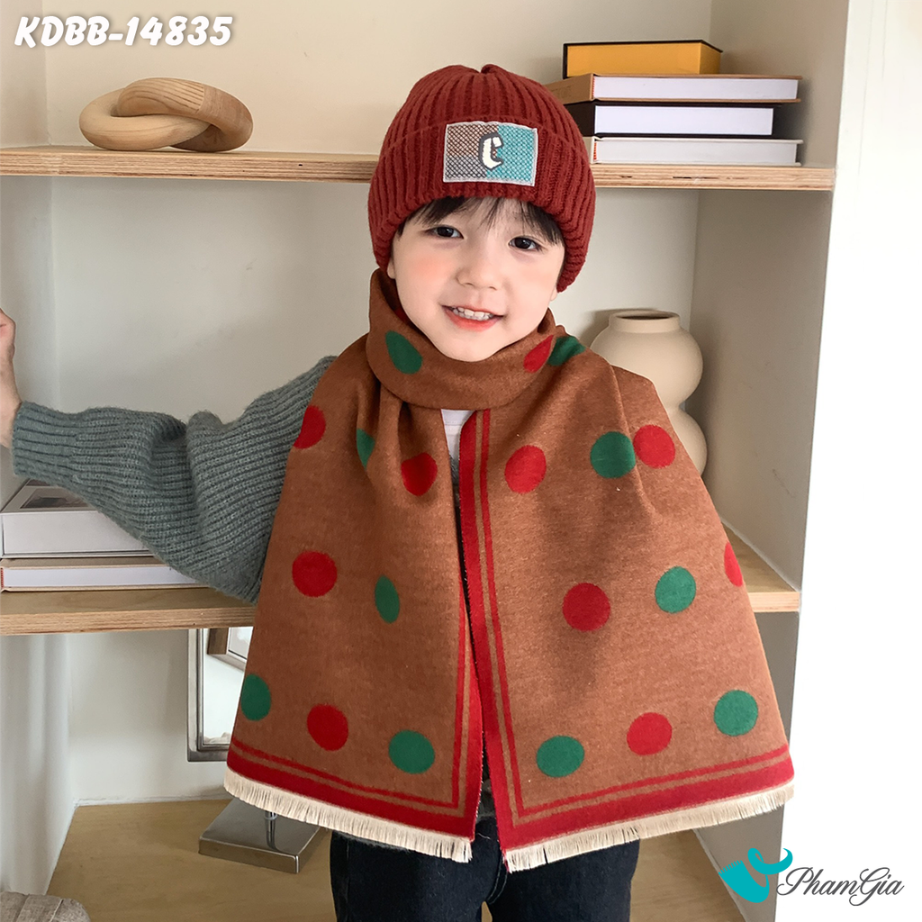Model Mặc Khăn Dạ Baby Giữ Ấm Họa Tiết Chấm Bi Màu Nâu Đáng Yêu