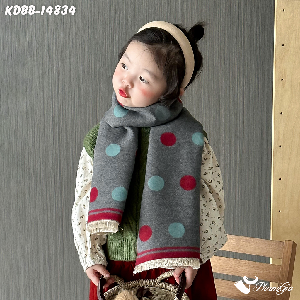 Người Mẫu Mặc Khăn Dạ Baby Giữ Ấm Họa Tiết Chấm Bi Màu Xám Đáng Yêu