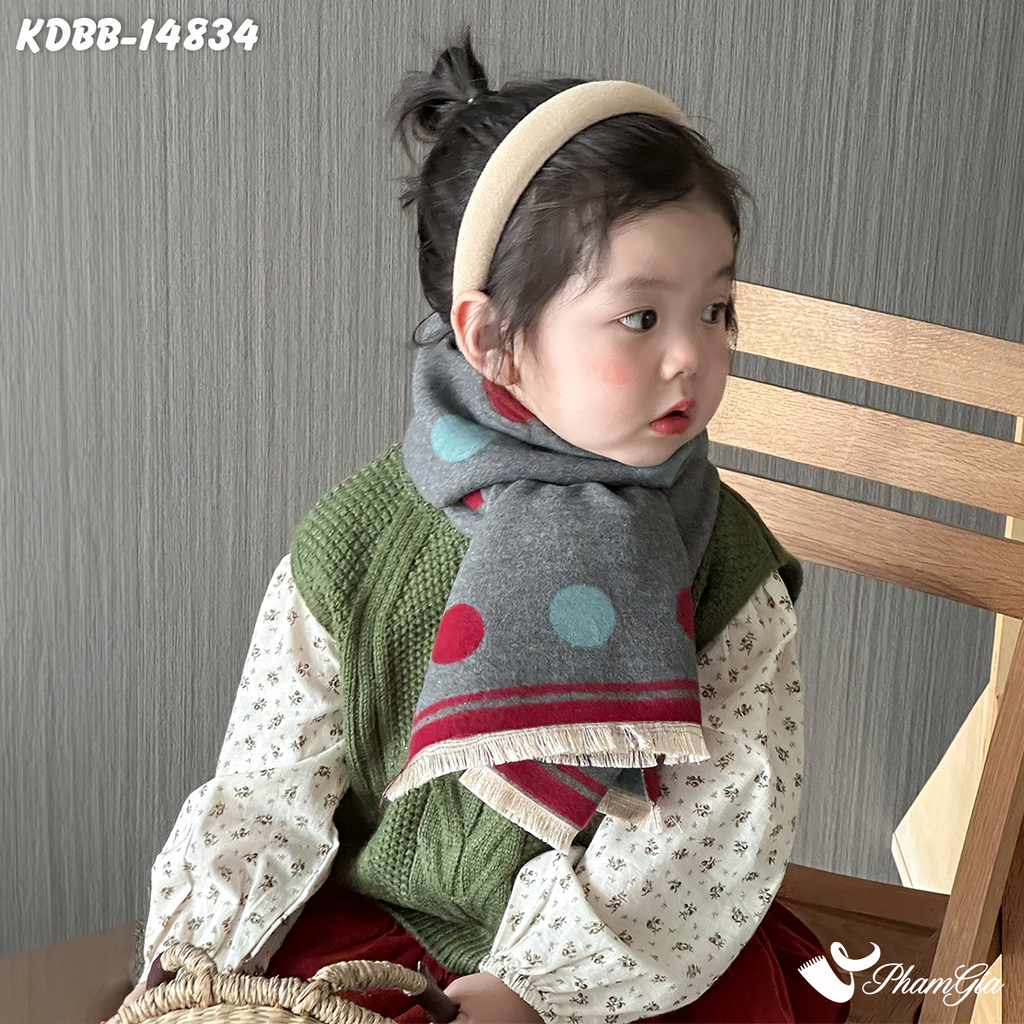Model Mặc Khăn Dạ Baby Giữ Ấm Họa Tiết Chấm Bi Màu Xám Đáng Yêu