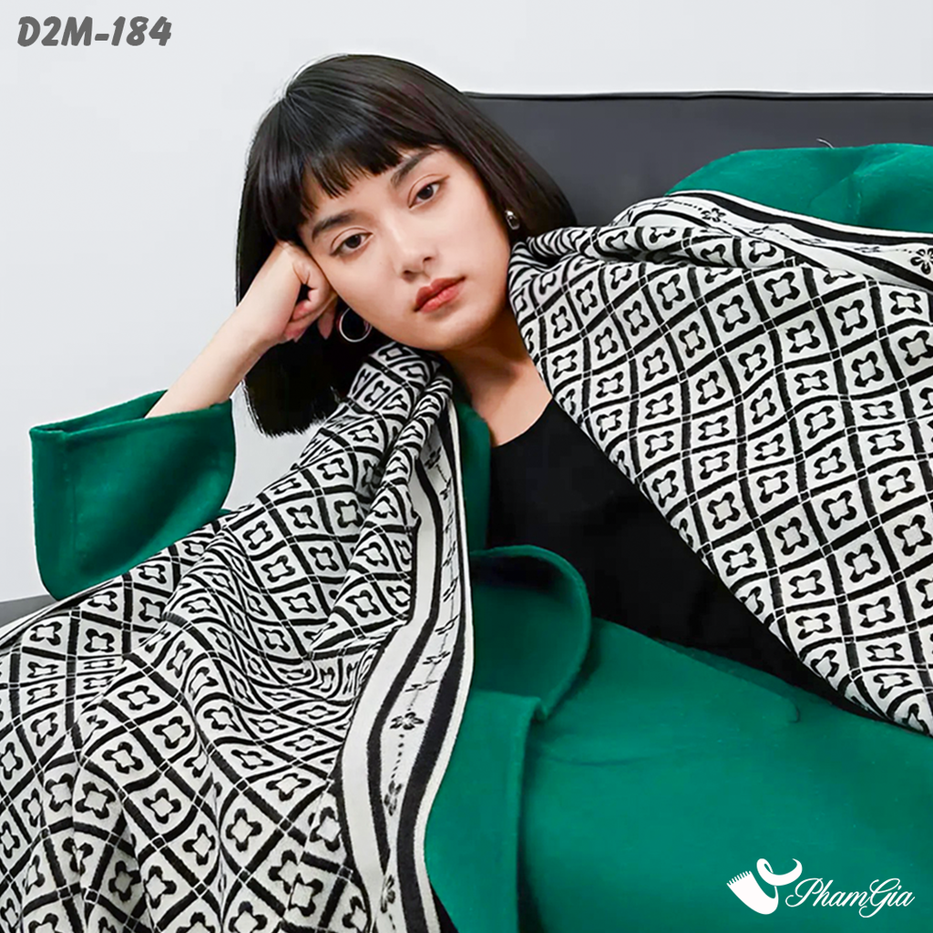 Người Mẫu Choàng Khăn Choàng Dạ Cashmere 2 Mặt Cao Cấp Họa Tiết Caro Retro Phối Màu Trắng Đen Ấn Tượng