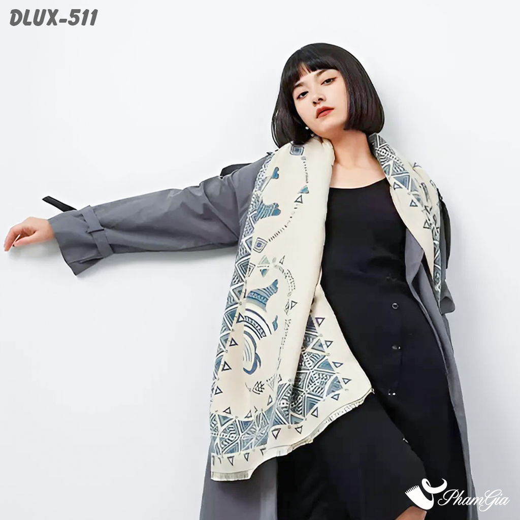 Người Mẫu Choàng Khăn Choàng Dạ Cashmere Cao Cấp Họa Tiết Thổ Cẩm Màu Xanh Navy Phối Nền Beige Cá Tính