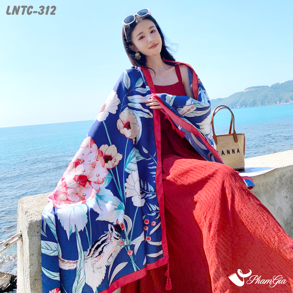 Người Mẫu Choàng Khăn Choàng Linen Boho Họa Tiết Hoa Cẩm Tú Cầu Màu Xanh Navy Quyến Rũ