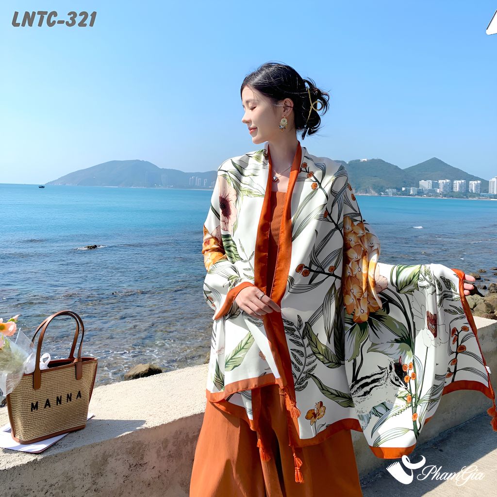 Người Mẫu Choàng Khăn Choàng Linen Boho Họa Tiết Hoa Cẩm Tú Cầu Màu Trắng Kem Phối Cam Thanh Lịch