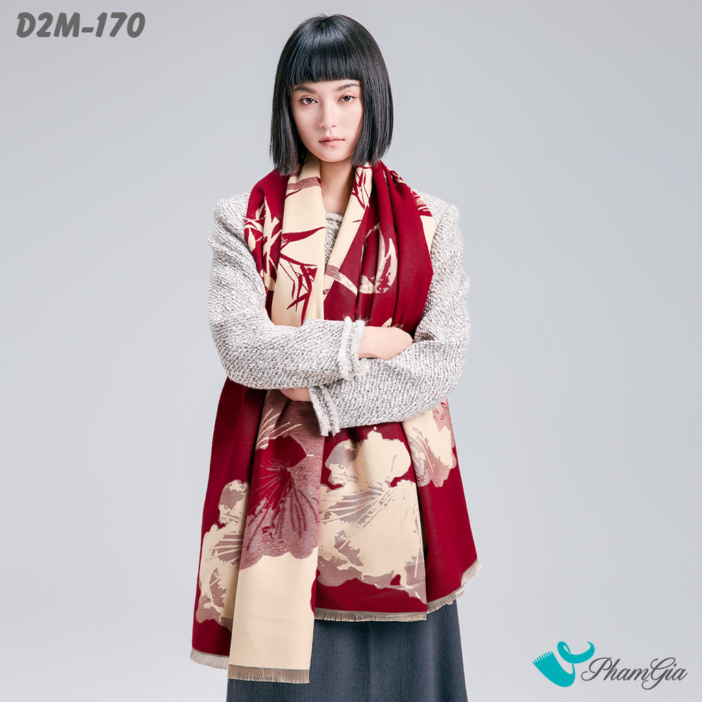 Người Mẫu Choàng Khăn Choàng Dạ Cashmere 2 Mặt Cao Cấp Họa Tiết Cành Lá Màu Đỏ Đô Sang Trọng