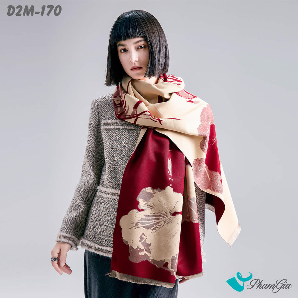 Người Mẫu Khăn Choàng Dạ Cashmere 2 Mặt Cao Cấp Họa Tiết Cành Lá Màu Đỏ Đô Sang Trọng