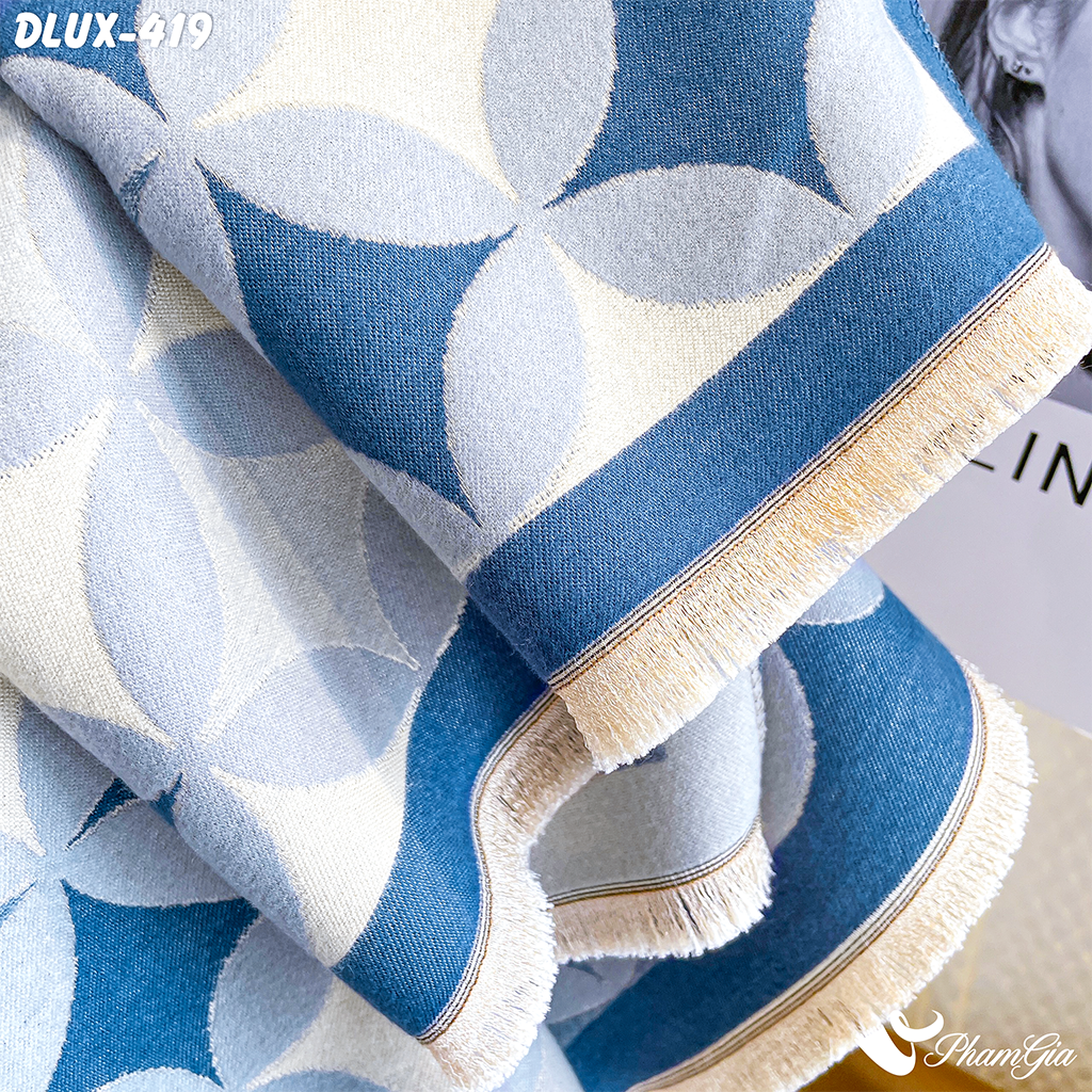 Cận Cảnh Khăn Choàng Dạ Cashmere Cao Cấp Họa Tiết Hình Học Màu Xanh Dương Thanh Lịch