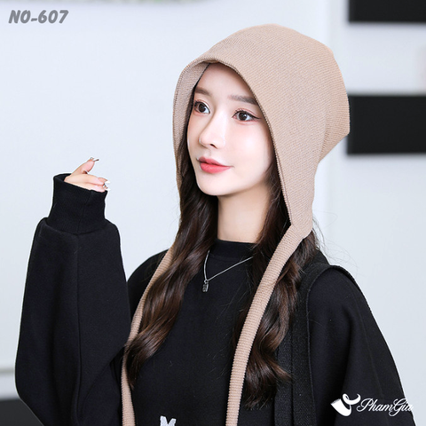 Người Mẫu Đội Nón Ống Thời Trang Phối Dây Cá Tính Màu Beige