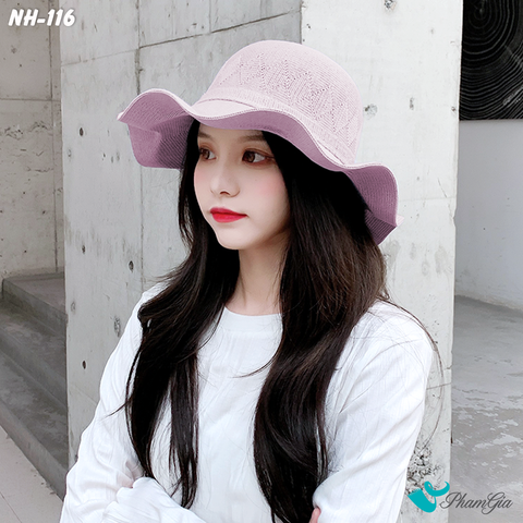 Người Mẫu Đội Nón Rộng Vành Luợn Sóng Kết Nơ Màu Hồng