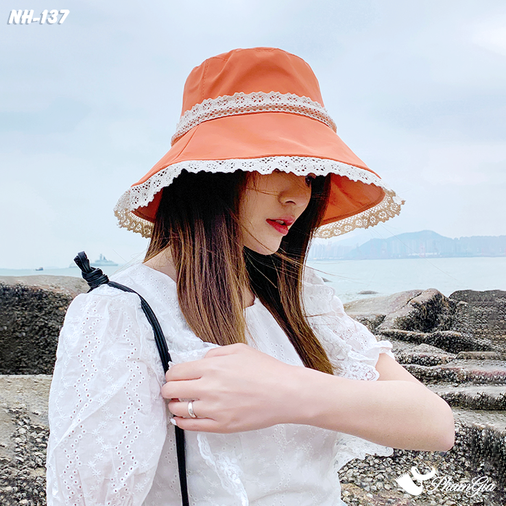 Model Đội Nón Rộng Vành Phối Viền Ren Nữ Tính Màu Cam Carot
