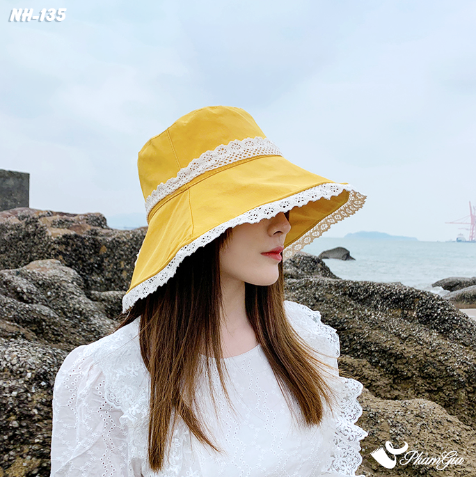 Góc Nghiêng Nón Rộng Vành Phối Viền Ren Nữ Tính Màu Vàng Cúc