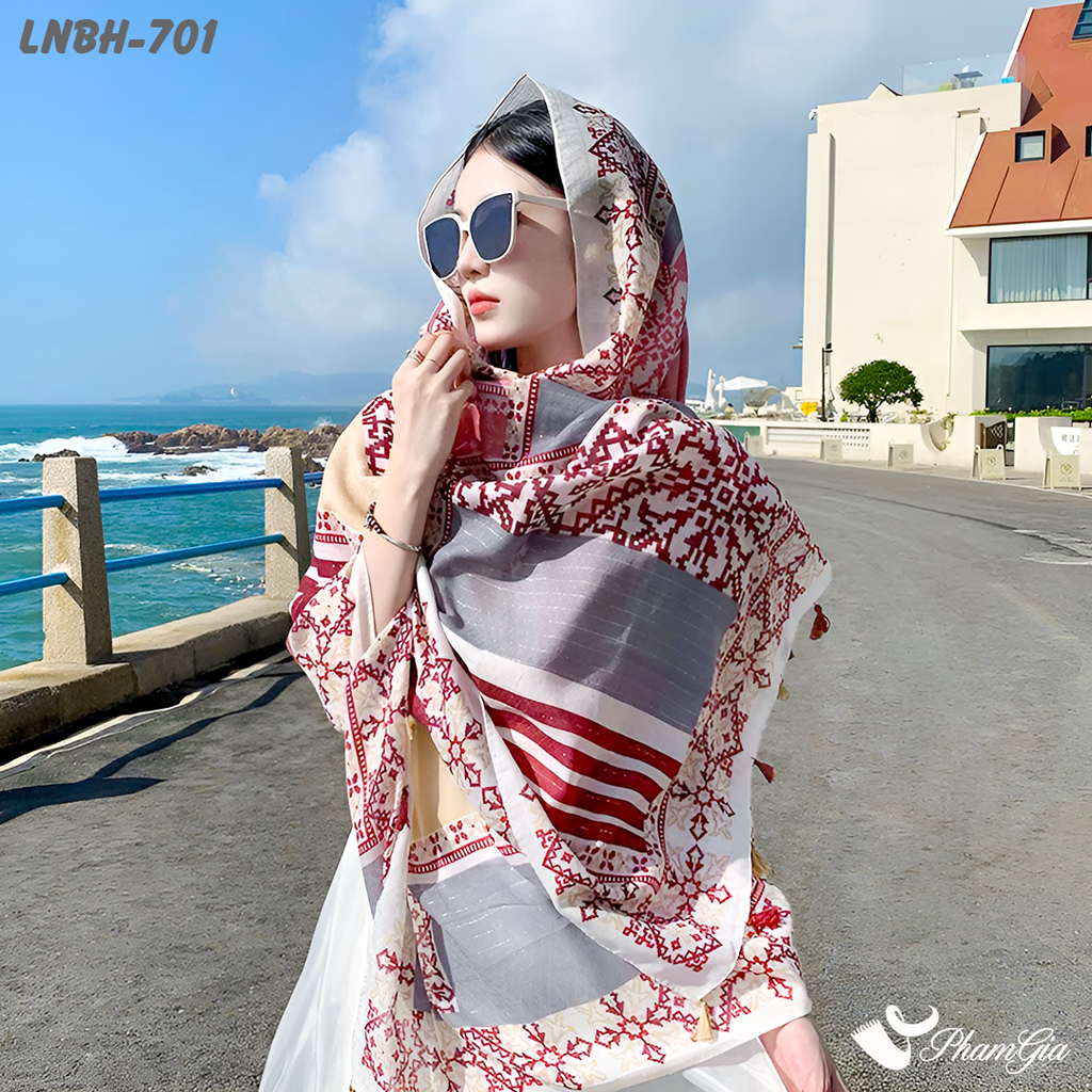 Model Choàng Khăn Choàng Linen Boho Họa Tiết Thổ Cẩm Phối Kim Tuyến Màu Đỏ Mận Cá Tính