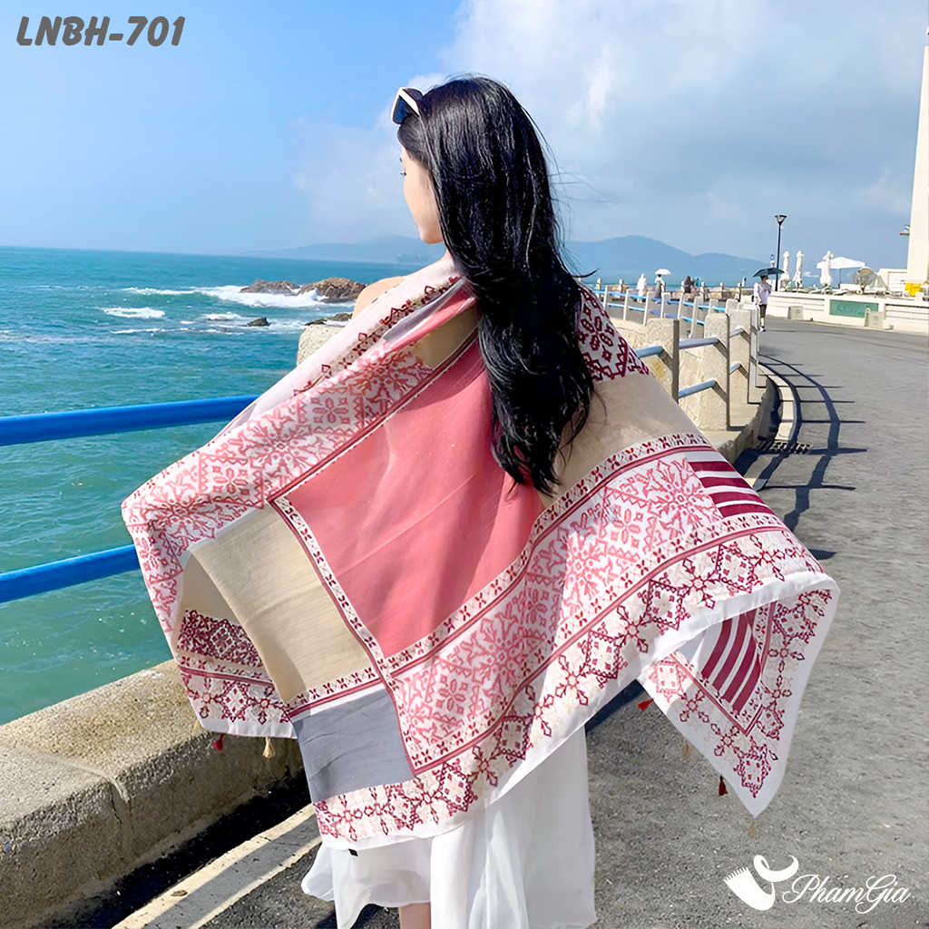Phía Sau Khăn Choàng Linen Boho Họa Tiết Thổ Cẩm Phối Kim Tuyến Màu Đỏ Mận Cá Tính