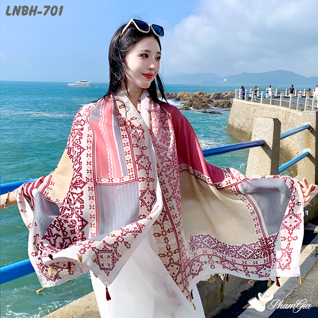 Người Mẫu Choàng Khăn Choàng Linen Boho Họa Tiết Thổ Cẩm Phối Kim Tuyến Màu Đỏ Mận Cá Tính