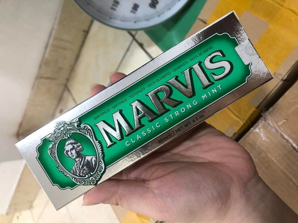 Kem đánh răng Marvis 85ml - Classic Strong Mint (màu xanh lá)