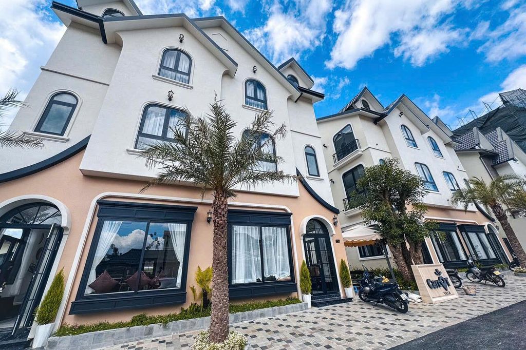  The Palm House - SDAM143 