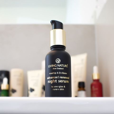 Serum Đen Giảm Sạm Nám Ban Đêm Living Nature Advanced Renewal Night Serum 30ml