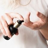 Serum Đen Giảm Sạm Nám Ban Đêm Living Nature Advanced Renewal Night Serum 30ml