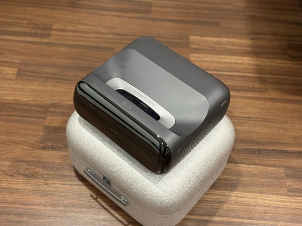 Máy chiếu JMGO O2 Ultra Máy chiếu UST tiêu cự siêu ngắn, độ phân giải Ultra HD 4K