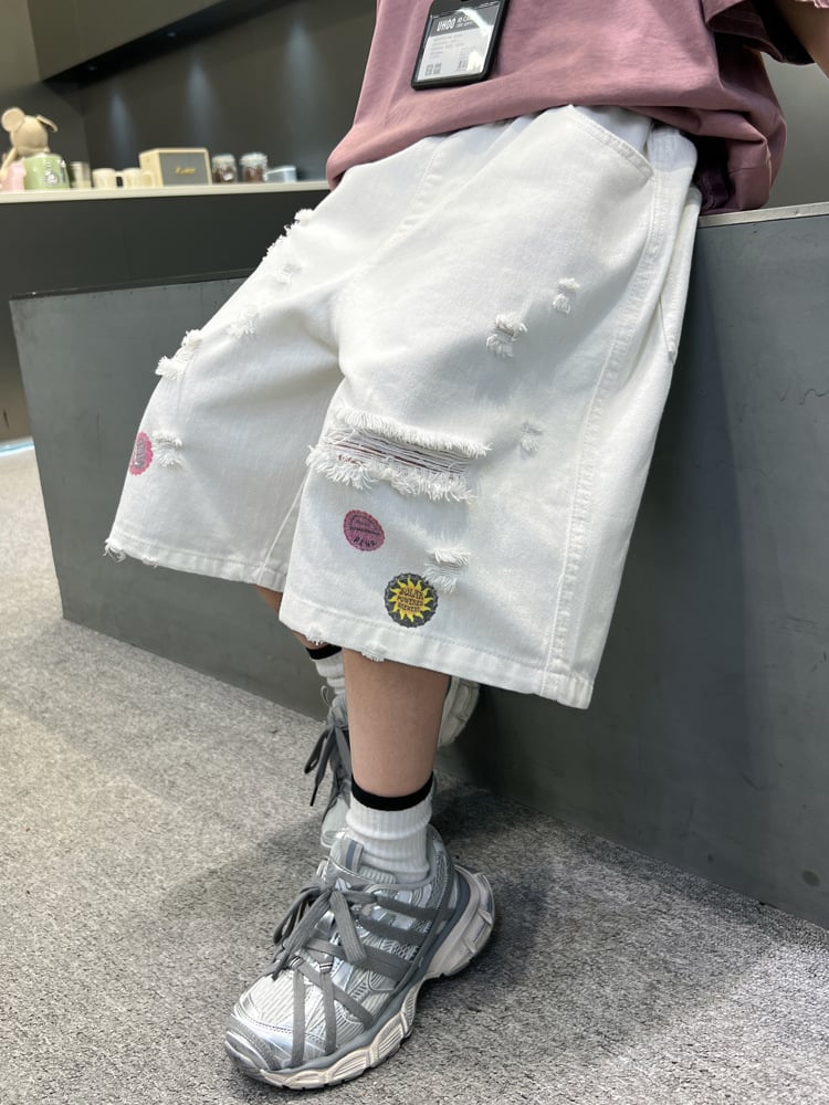 Quần ngắn denim in sticker Q22