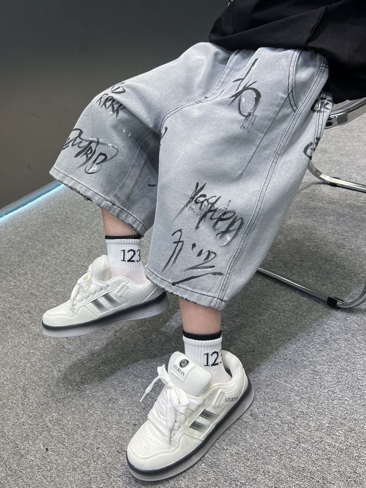 Quần bò ngắn họa tiết chữ Q29