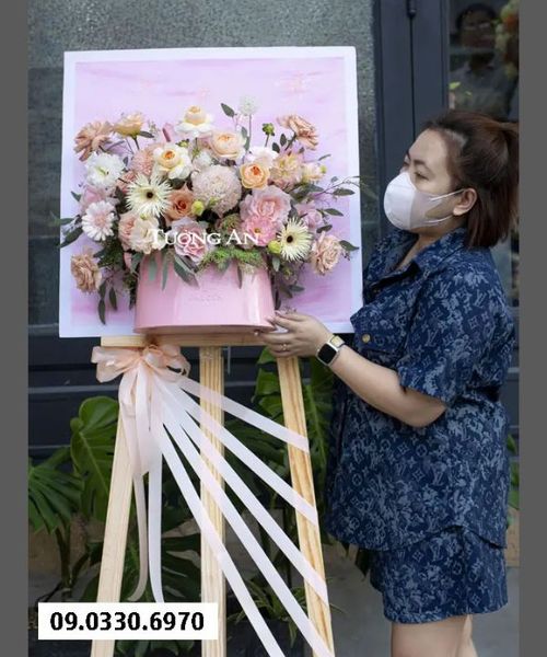 Kệ Tranh Hoa Chúc Mừng Nghệ Sĩ