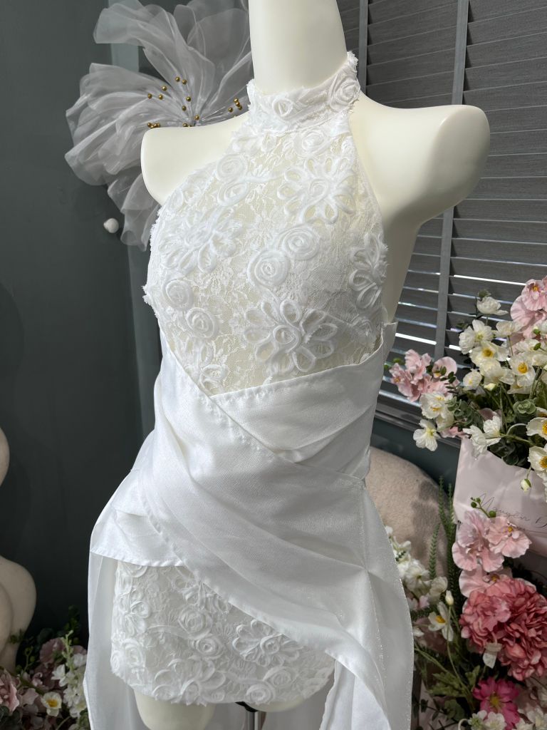 Đầm yếm trắng xẻ tà dài