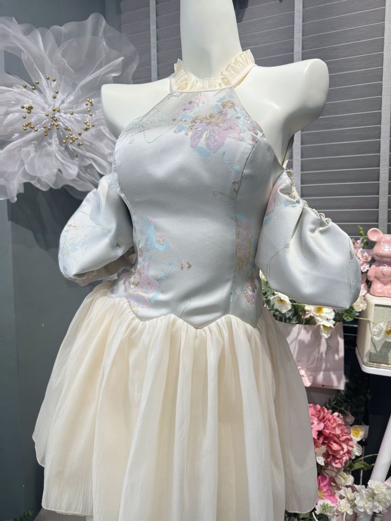 Đầm yếm gấm hoạ tiết dáng bí xoè