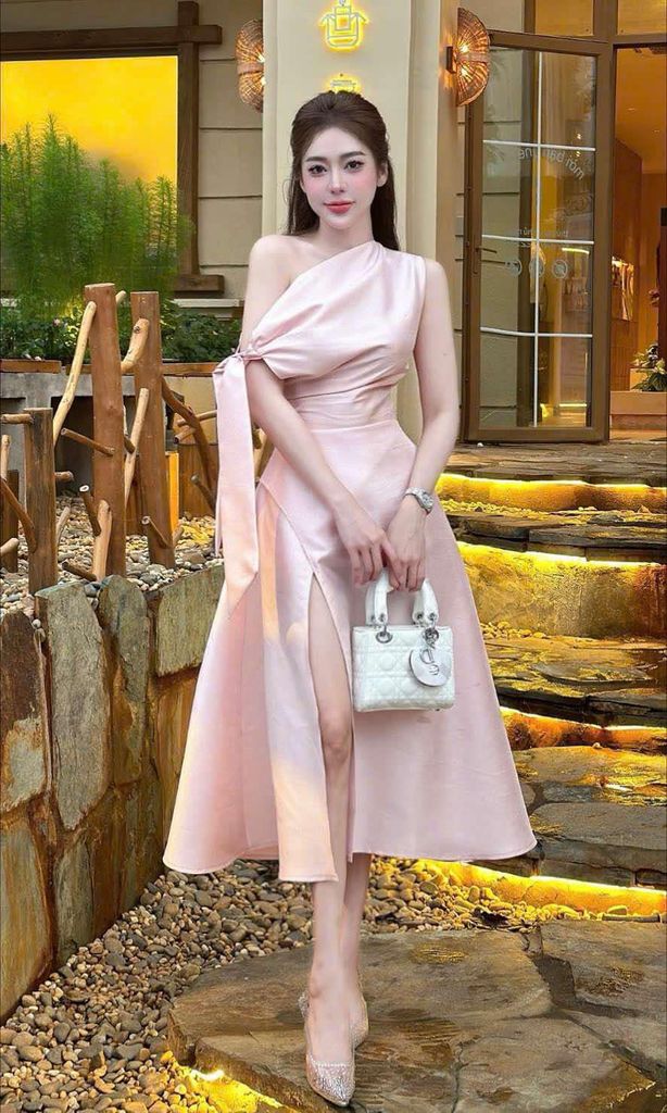 Đầm lệch vai dáng dài xẻ tà